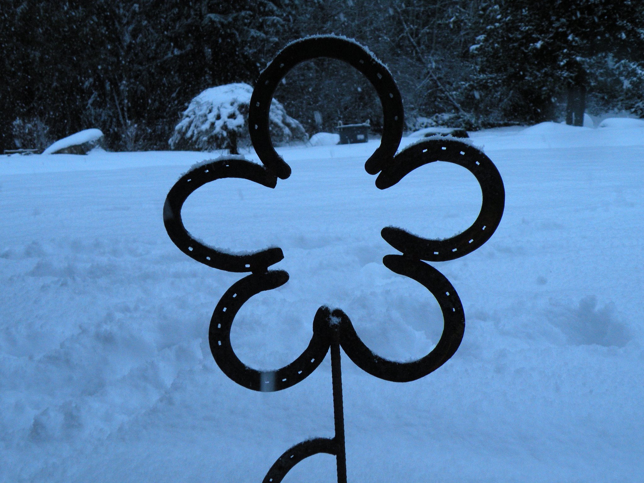 clover made out of horse shoes